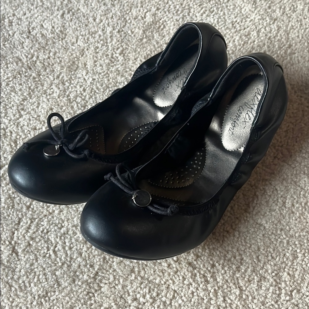 Dexflex Comfort Black Flats Versatile and Stylish